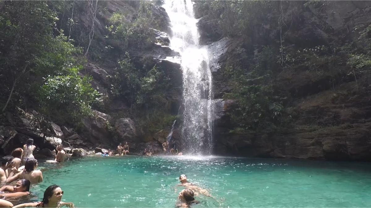 A Cachoeira Santa Bárbara chama atenção pela coloração azul-turquesa e pela transparência da água (Fotos: Reprodução/Youtube)