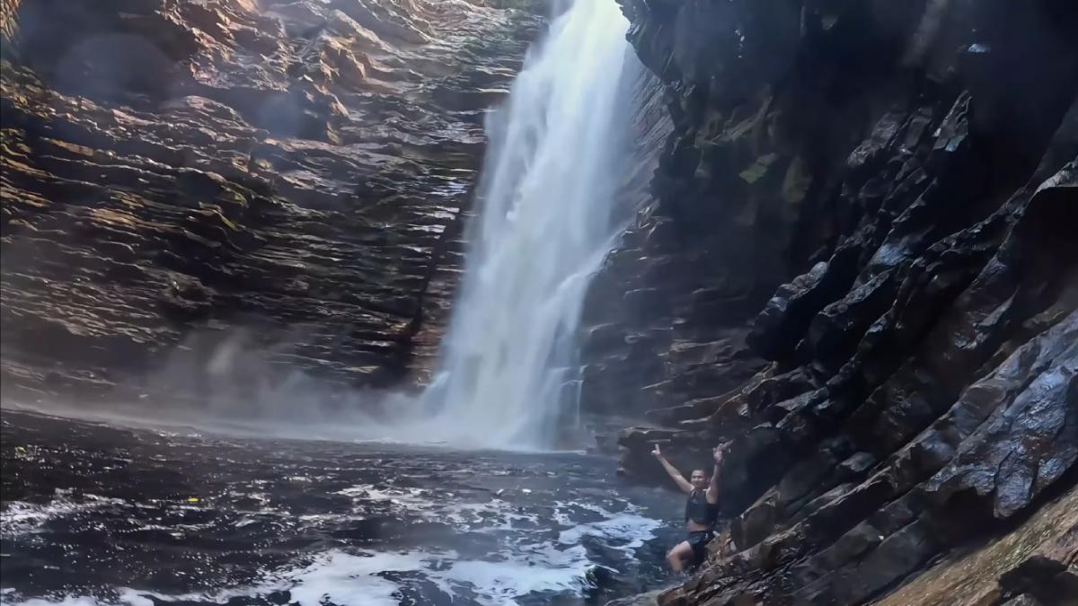 a Cachoeira do Buracão impressiona pelo tamanho e pelo cenário de cânions (Reprodução/Youtube)