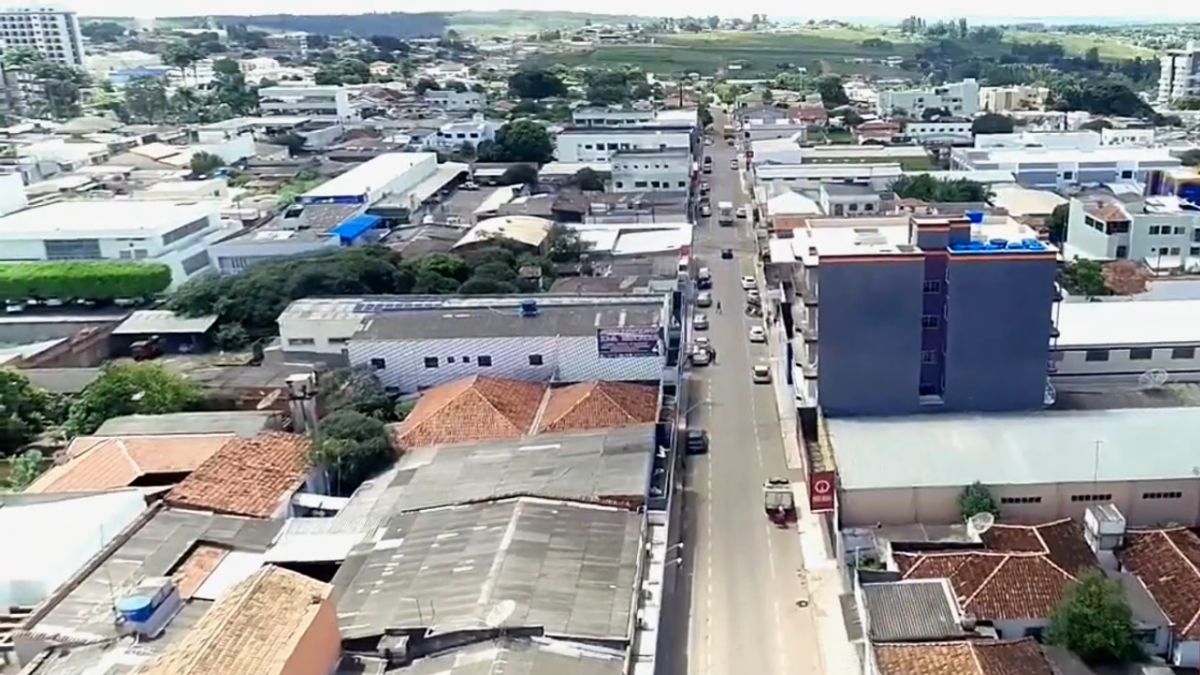 Além de adquirir souvenirs, o passeio ajuda a compreender como a mineração influenciou a formação da cidade (Fotos: Reprodução/Youtube)