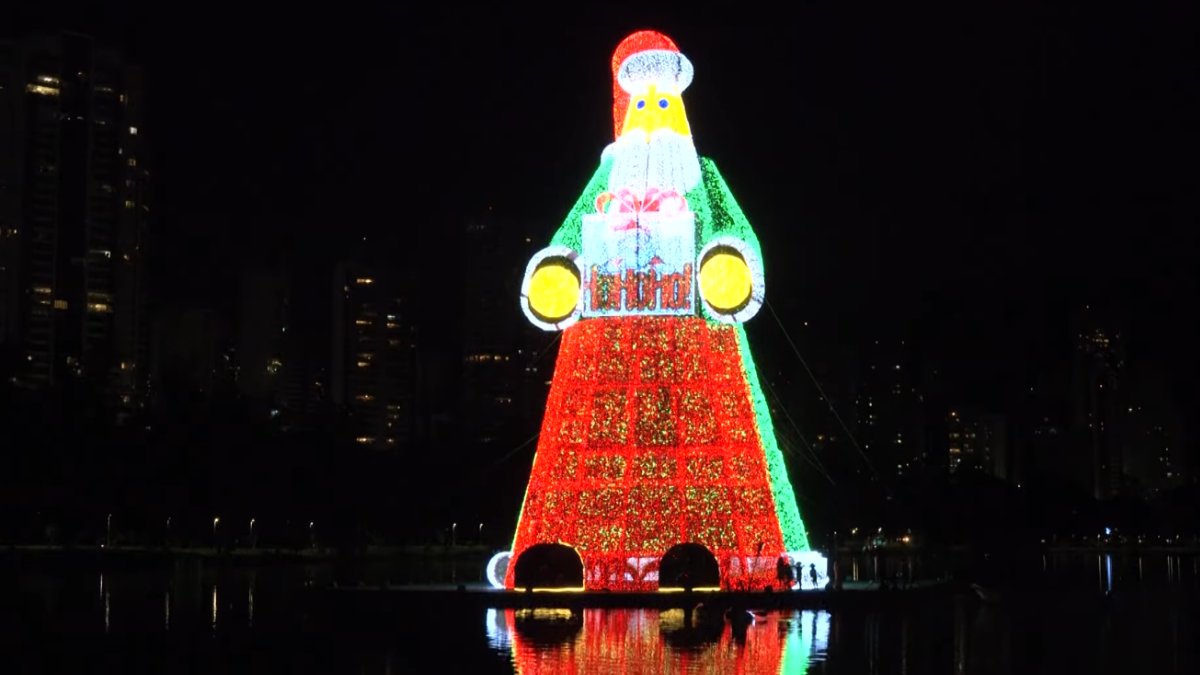 A cidade brasileira que entrou para o livro dos recordes com um Papai Noel flutuante impressionante