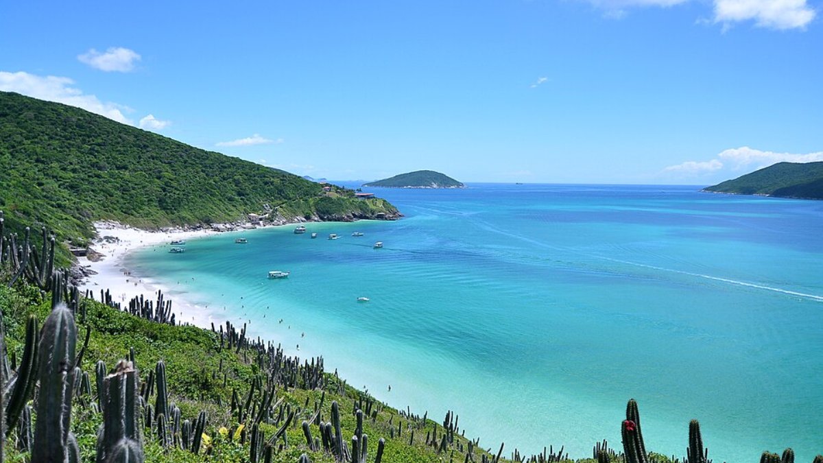 Em Arraial do Cabo, na Região dos Lagos, o contraste da água azul intensa com a areia branca e as encostas de pedra ajuda a explicar por que o destino é chamado de Caribe brasileiro do Sudeste, com passeios de barco que cabem em diferentes orçamentos.
