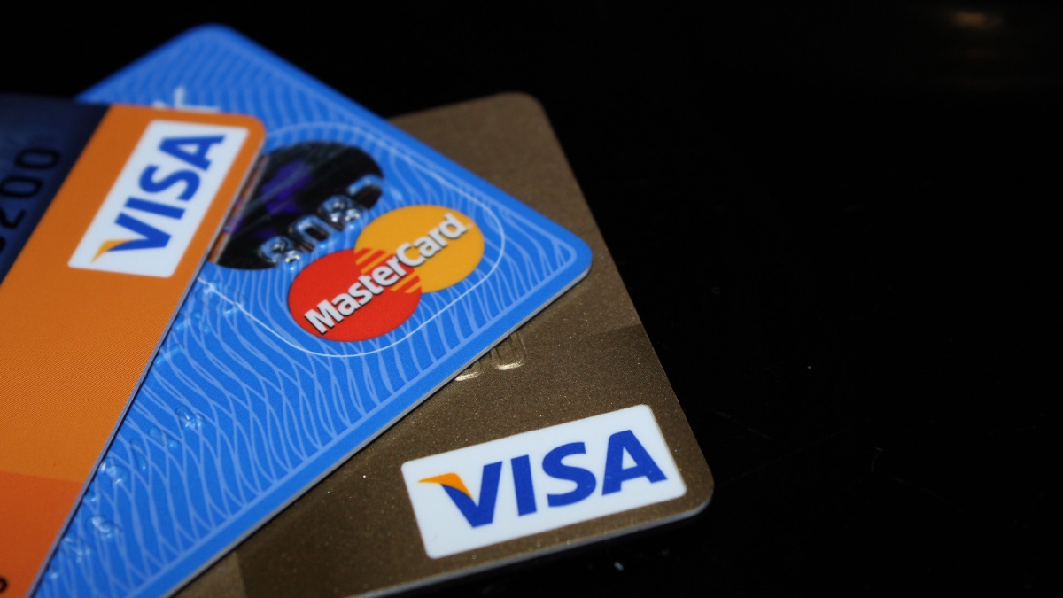 Visa e Mastercard disputam pela tarja. Imagem: Domínio Público