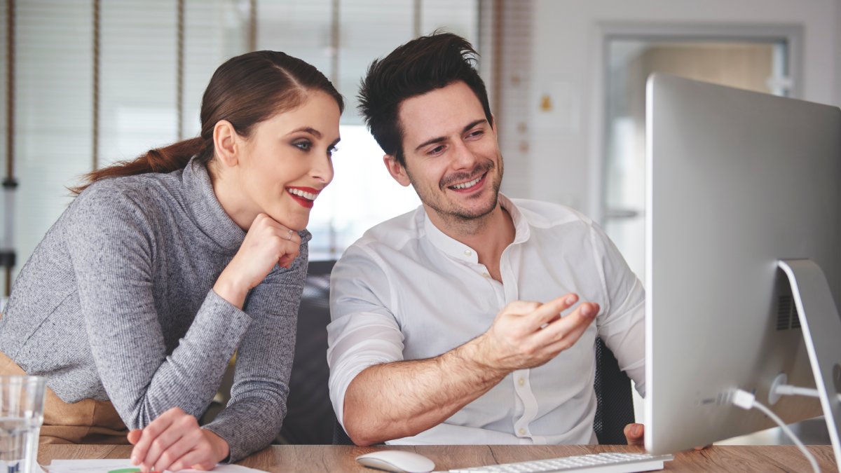 Romances no trabalho continuam acontecendo, mesmo com regras rígidas, reuniões virtuais e alertas do RH
