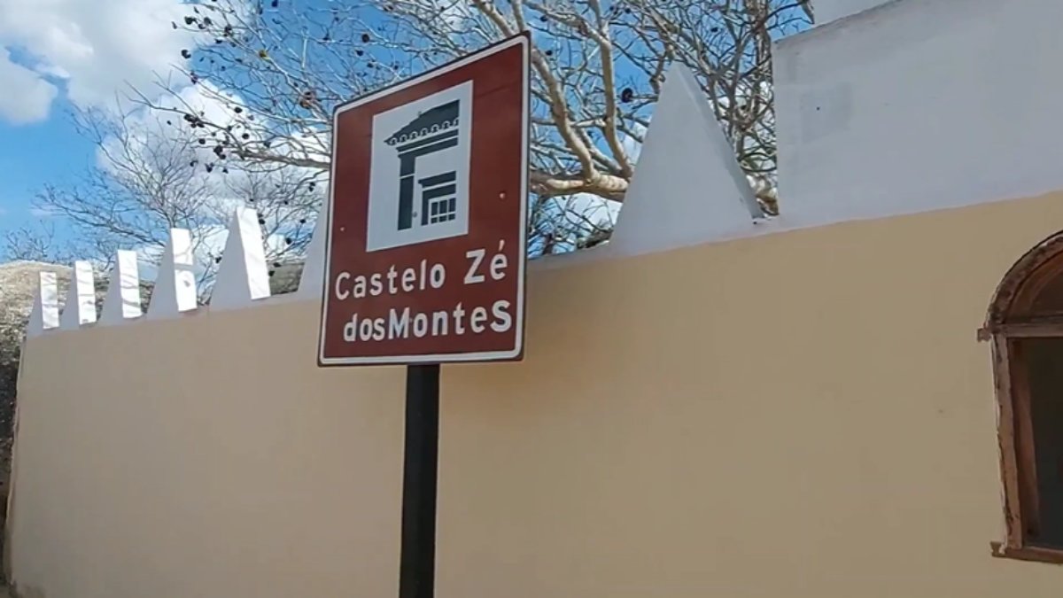 Com aparência inspirada em castelos medievais, a obra possui mais de 100 compartimentos e recebe visitantes ao longo de todo o ano