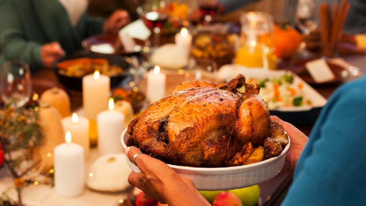 Nessas datas, caprichamos nas ceias para receber amigos e familiares e, junto disso, o consumo de alimentos ricos em gordura e açúcar costuma aumentar - (Freepik)