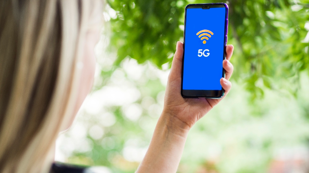 O uso constante de tecnologias como Wi-Fi, Bluetooth, 4G e 5G amplia as "portas de entrada" para ataques cibernéticos e a exposição de informações pessoais - (Freepik)