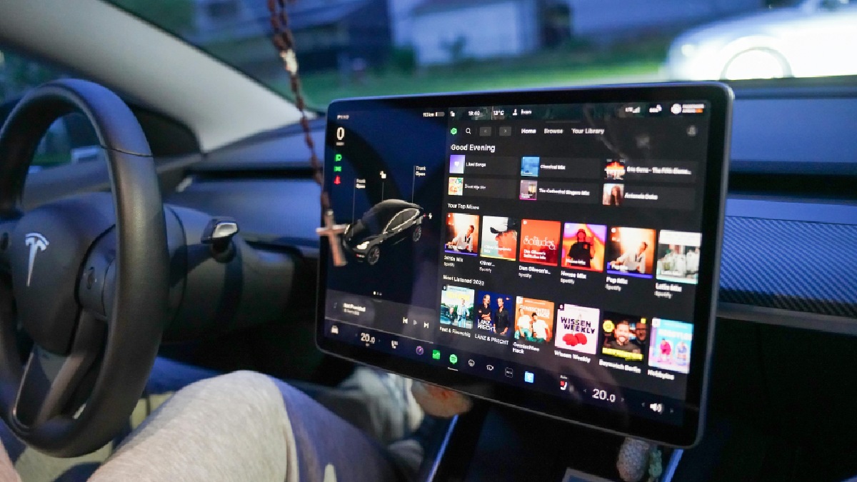 Excesso de informações na interface multimídia atrapalha o condutor. Imagem: Pexels