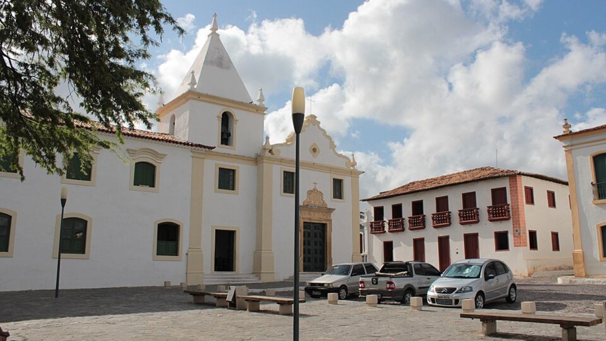 Essa influência aparece na organização dos espaços, na disposição das igrejas e na relação entre os edifícios religiosos e civis (Foto: Marinelson Almeida/Wikimedia Commons)