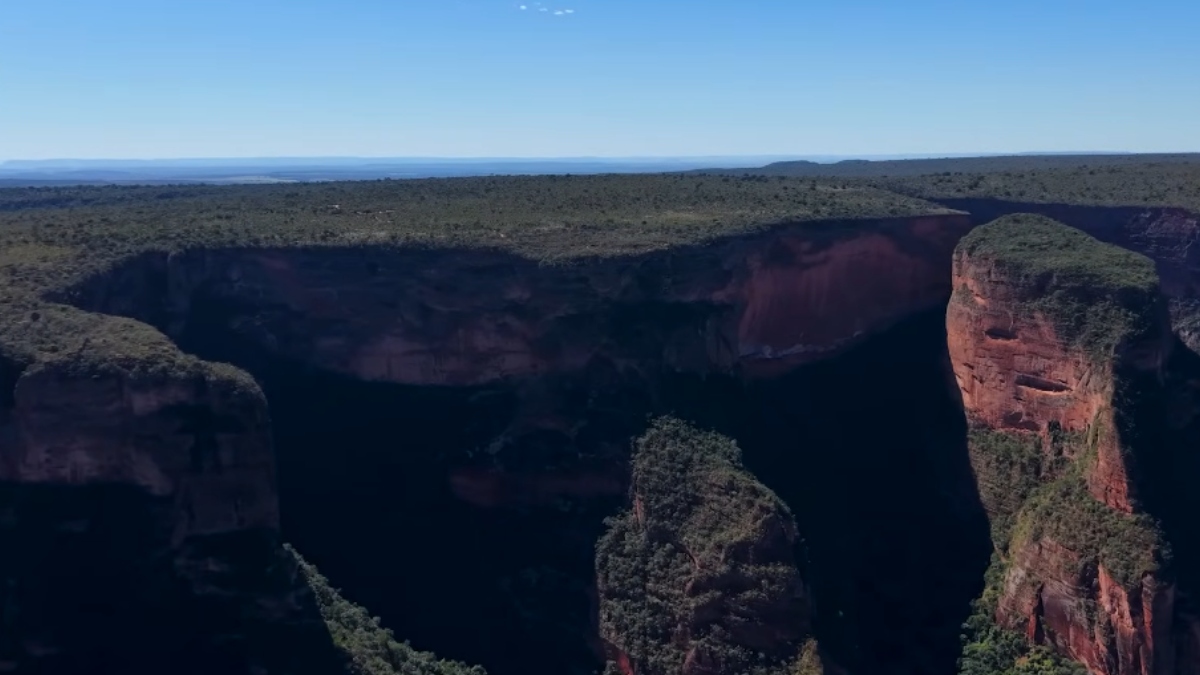 O destino atrai viajantes de diversos lugares devido à sua energia mística e aos cenários de natureza que misturam montanhas gigantes com águas límpidas - (Reprodução/YouTube Rolê Família)