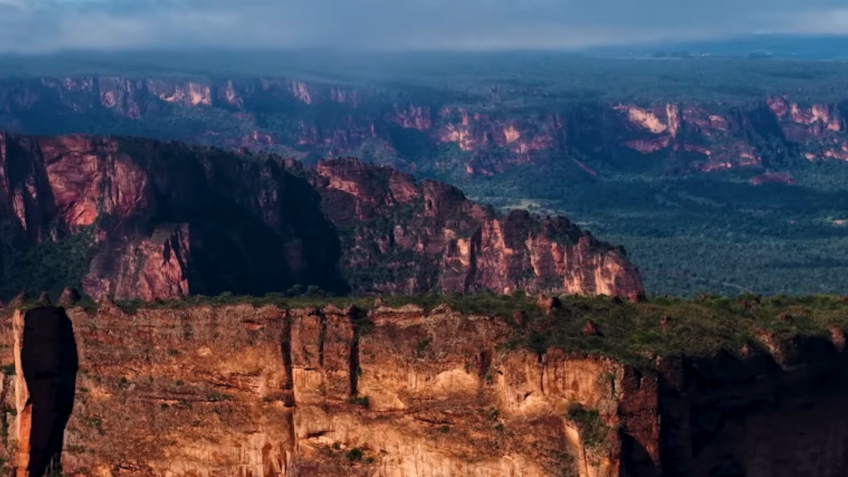 A Chapada dos Guimarães, chamada carinhosamente de 'Coração da América do Sul', é considerada um dos destinos de ecoturismo mais impressionantes do Brasil - (Reprodução/YouTube Rolê Família)
