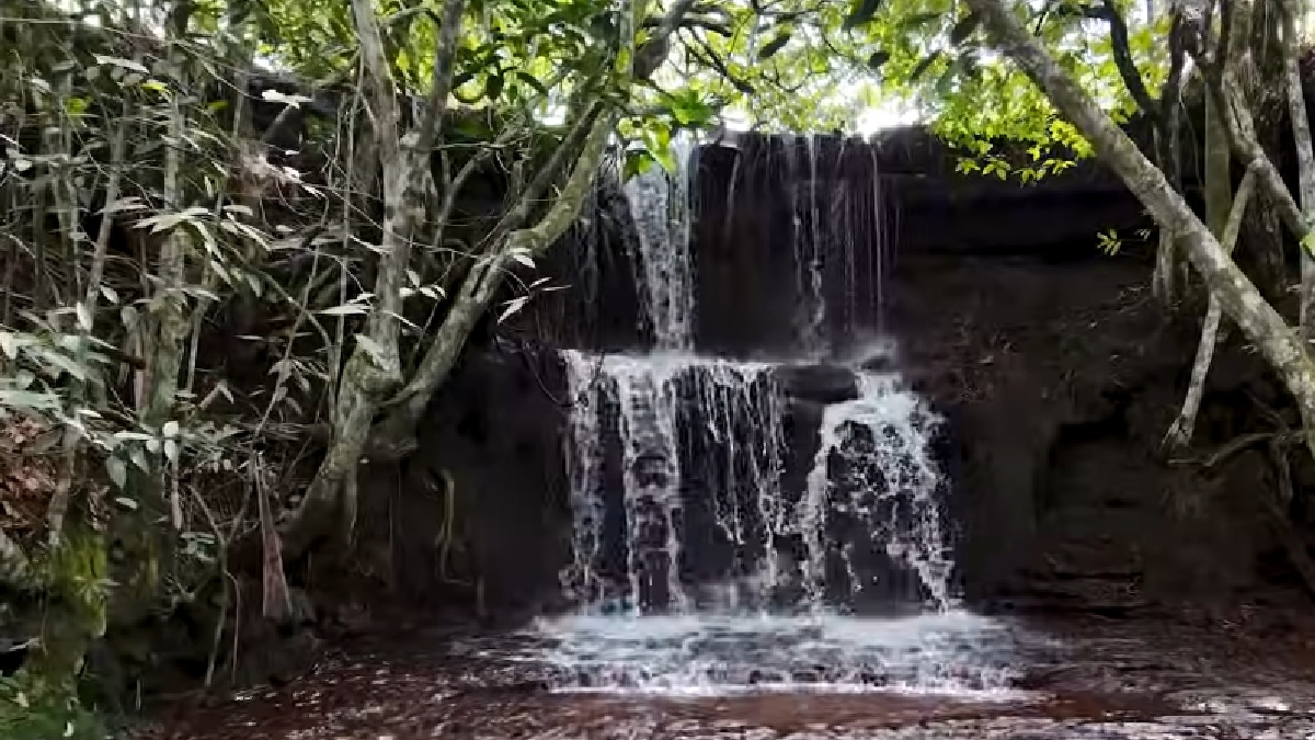 Para quem prefere água, o Circuito das Cachoeiras também inclui paradas refrescantes na Cachoeira do Pulo e na Cachoeira da Geladeira - (Reprodução/YouTube Rolê Família)