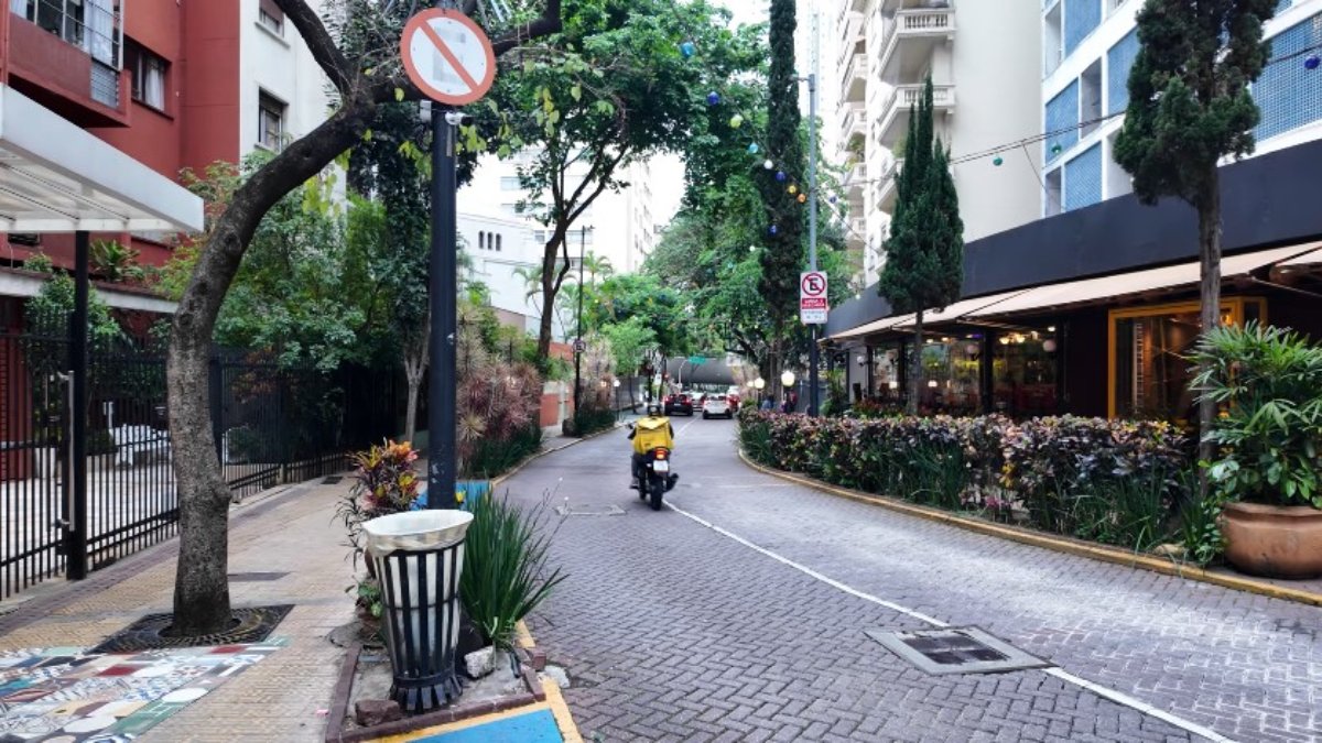 A via fica a poucos passos da estação Anhangabaú