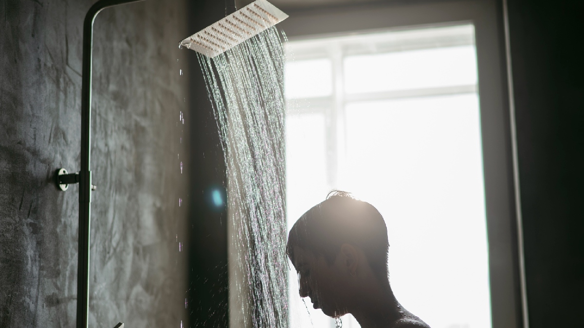 O fluxo baixo aumenta o gasto de energia. Sem água suficiente passando pela resistência, o chuveiro precisa trabalhar por mais tempo para alcançar a temperatura desejada - (Freepik)