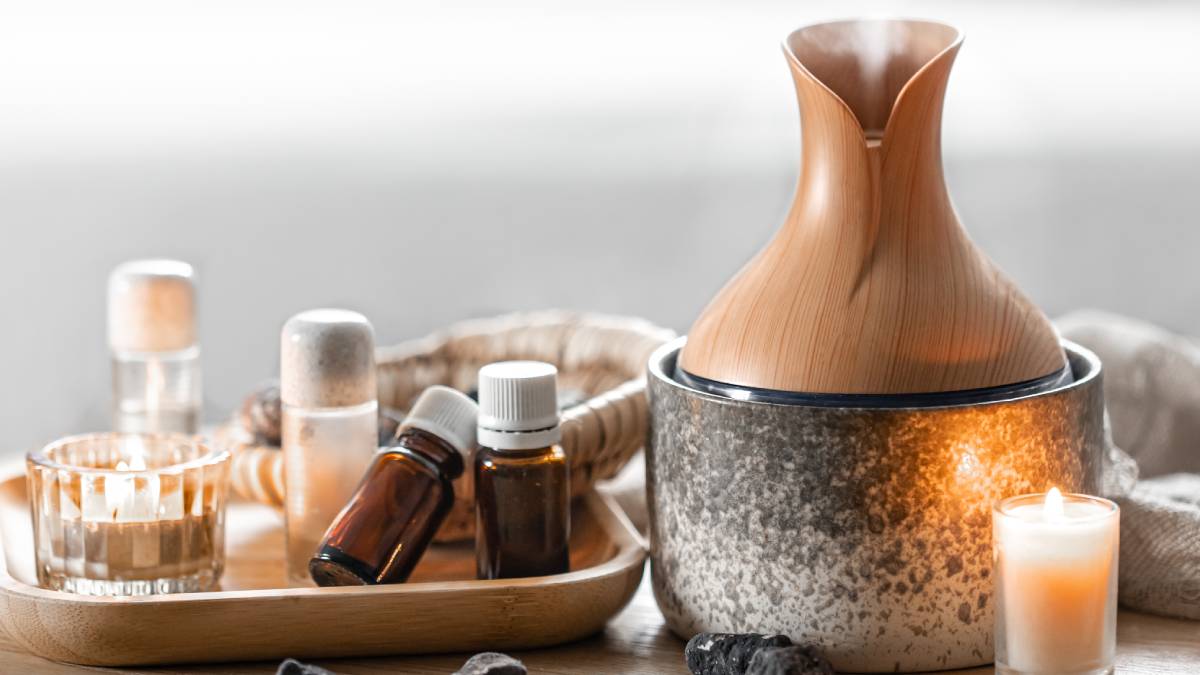 Óleos essenciais de lavanda e camomila são amplamente utilizados em rotinas de relaxamento por contribuírem para a redução de tensão física e mental.