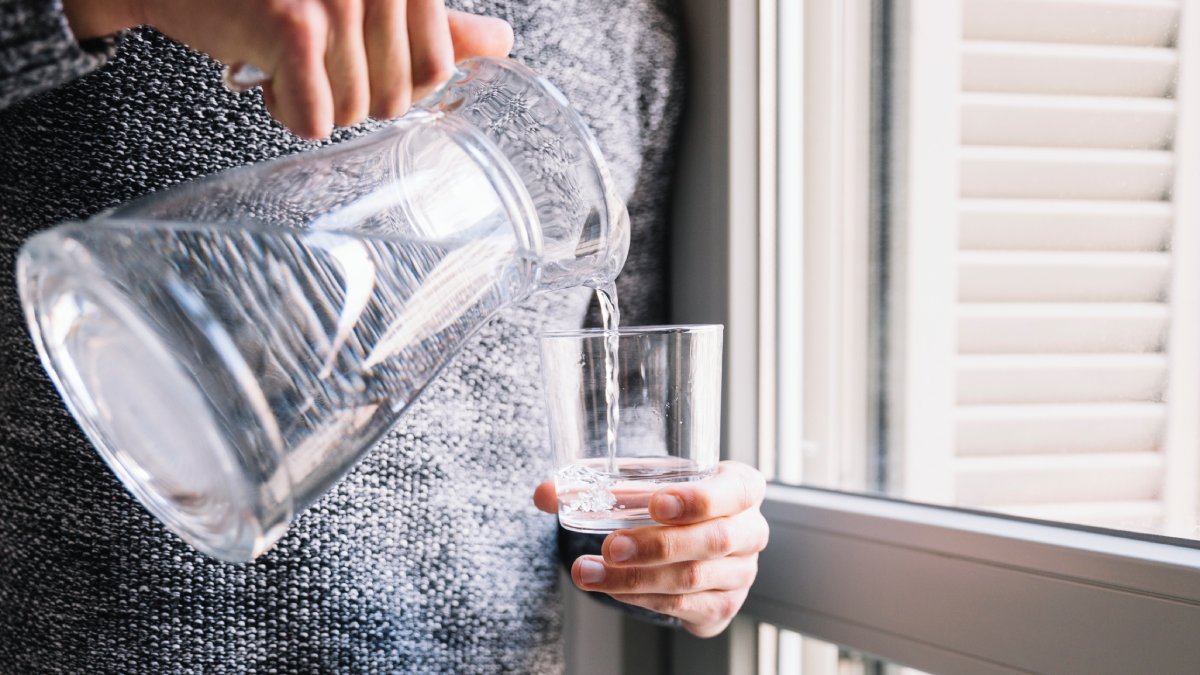 A conta mais usada considera peso e idade, com faixas que vão de 25 ml a 40 ml por quilo