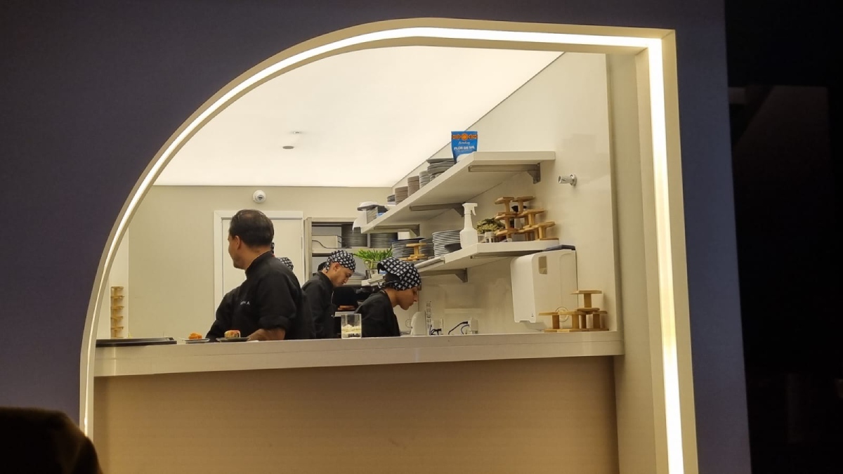 A cozinha é comandada pelo chef Bruno "Chocko" Teramoto, profissional com trajetória ligada à gastronomia asiática contemporânea.