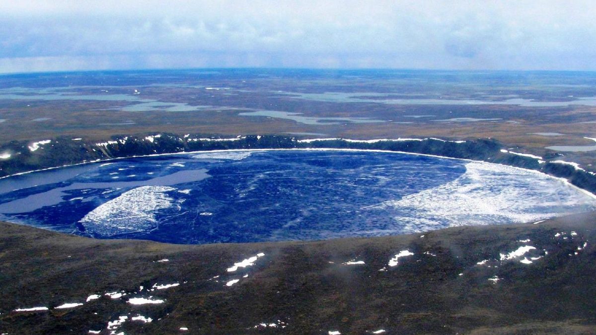 A Pingualuit foi formada por um impacto de meteorito há cerca de 1,4 milhão de anos. O choque abriu uma cavidade profunda e manteve bordas elevadas, que hoje se destacam como um anel acima do terreno ao redor.