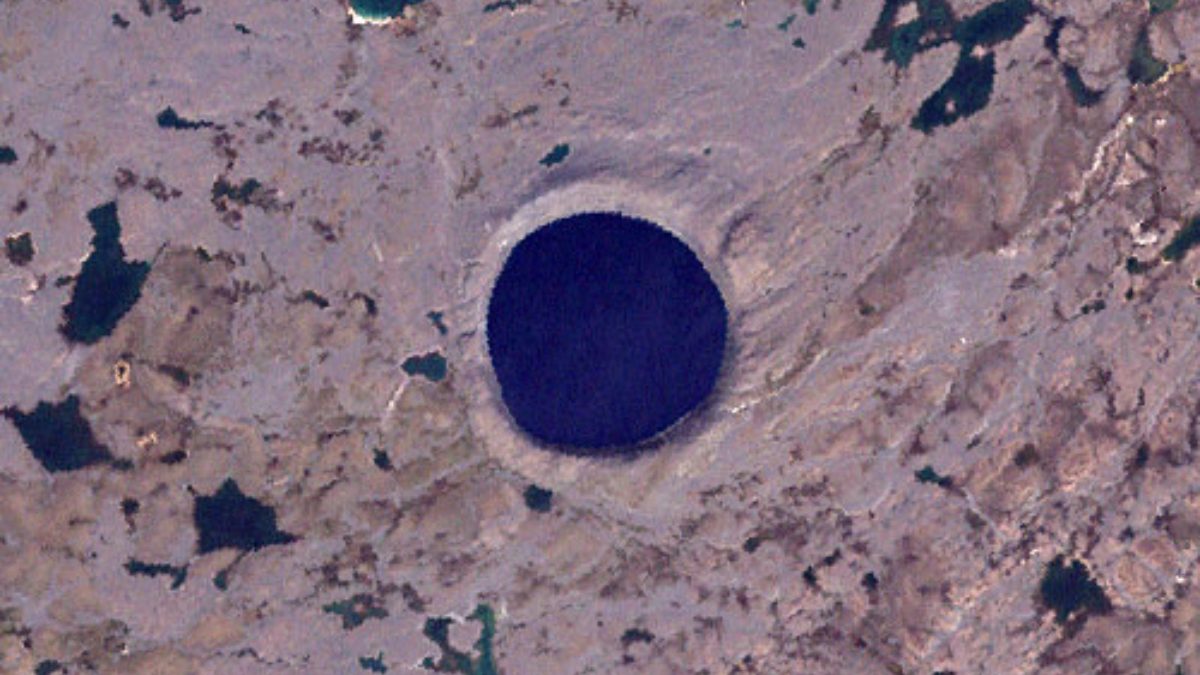O diâmetro da cratera é de 3,44 km e a profundidade total chega a aproximadamente 400 metros. As bordas se erguem cerca de 160 metros acima da tundra, o que ajuda a explicar por que ela é vista de longe. Fotos: Wikimedia Commons