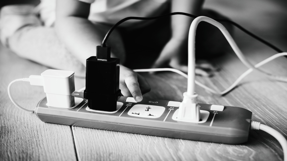 Carregadores de celular, notebook e outros dispositivos costumam ficar esquecidos na tomada por horas (Foto: Freepik)