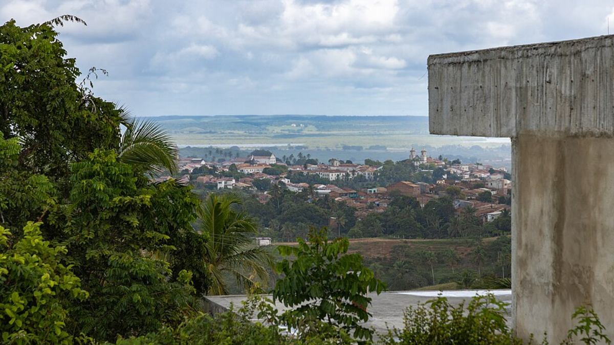 Ao contrário de destinos históricos mais movimentados, o conjunto arquitetônico mantém uma presença discreta (Foto: Paul R. Burley/Wikimedia Commons)