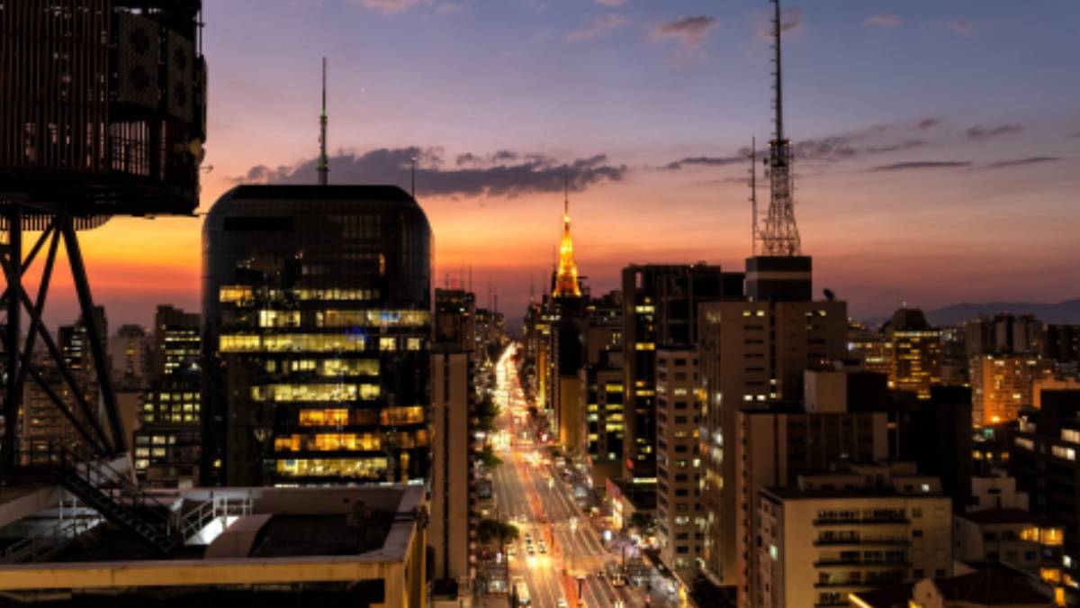 A capital paulista vive um ano histórico ao ser reconhecida simultaneamente como o Melhor Destino Turístico do Brasil e o Melhor Destino Gastronômico do Mundo em 2025. Essa dupla conquista reflete a maturidade da infraestrutura urbana e a capacidade única da cidade de unir negócios e lazer em uma experiência de alto padrão.