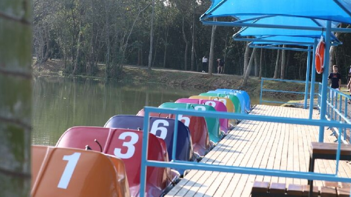 Para quem gosta de atividades na água, o lago oferece passeios de pedalinho, enquanto em terra firme é possível alugar triciclos ou aproveitar as áreas de piquenique - (Divulgação/Prefeitura de Jundiaí)