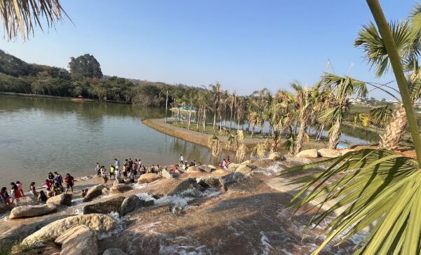 Espaço das Águas, inaugurado em agosto de 2024, oferece aos visitantes uma experiência que une prainha artificial e cachoeira, tudo com entrada e estacionamento gratuitos - (Reprodução/PMJ)