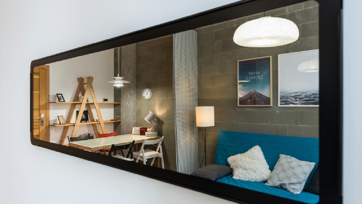 Use espelhos: na decoração, os espelhos são expansivos e dão a impressão de um ambiente mais amplo. Utilize eles para dar uma sensação de amplitude para sua casa. Amy também acredita que eles podem atrair boas energias para sua casa. Imagem: Pexels