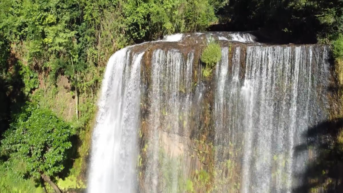 A cidade reúne cachoeiras, trilhas e esportes radicais em meio a natureza preservada
