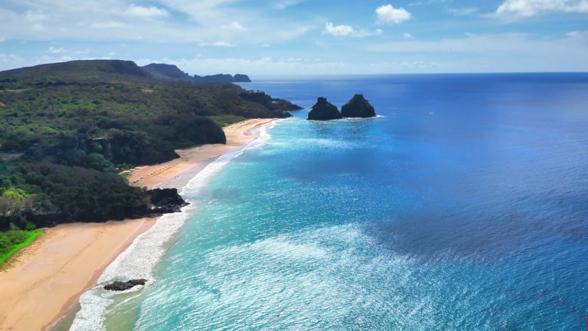 Acesso por escadaria e falésias mantém a praia isolada e ainda mais especial