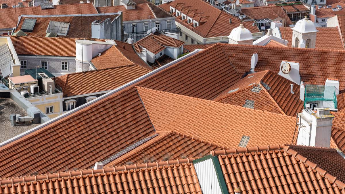 Materiais que absorvem calor tornam os ambientes mais quentes. Telhas termoacústicas ou esmaltadas refletem melhor a radiação solar. O uso de manta térmica é eficaz para evitar que o calor chegue ao interior.