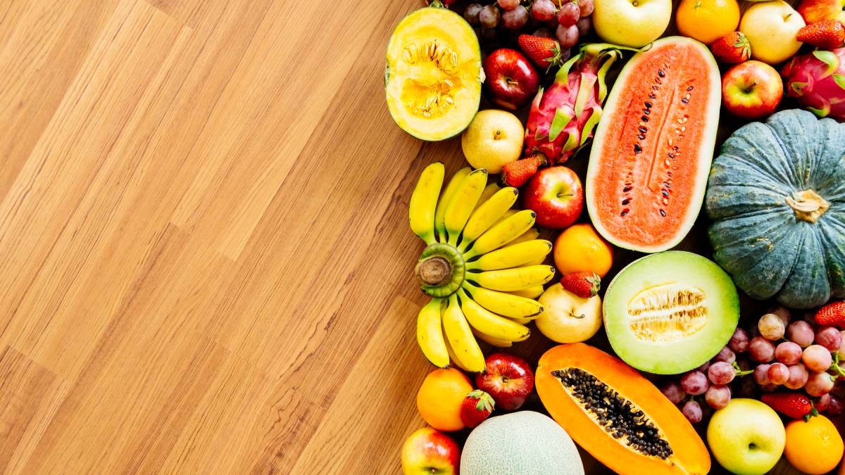 Frutas frescas dão cor e refrescância; uvas verdes e roxas preenchem espaços, enquanto morango e kiwi trazem contraste e clima de festa. Fotos: Freepik