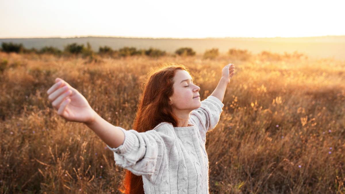 Praticar gratidão logo ao acordar ajuda a começar com foco positivo, e cinco respirações profundas antes de levantar podem dar um tom mais calmo para o dia.