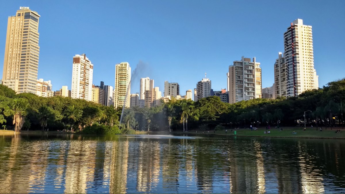 A capital é um polo forte do Centro-Oeste, com destaque para os setores farmoquímicos, tecnológicos e do agronegócio.