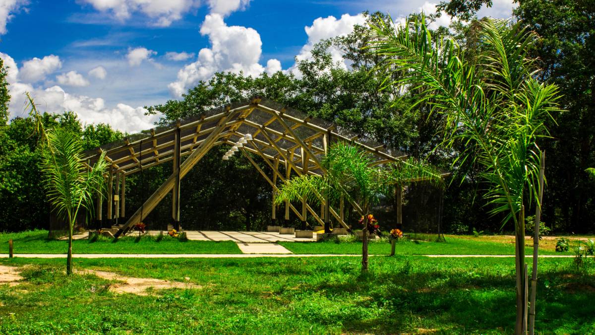 Fora da rampa, o entorno do pico sustenta um ecoturismo terrestre com trilhas mais puxadas, rotas para mountain bike e pontos de observação que mostram, do alto, o traçado urbano e o vale.