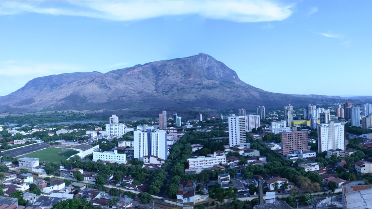 Quem chega a Governador Valadares logo entende a analogia que os locais adoram usar. O pico da ibituruna funciona como um "aeroporto natural": a montanha faz o papel de pista perfeita para decolagens e a cidade, lá embaixo, vira a torre de controle.