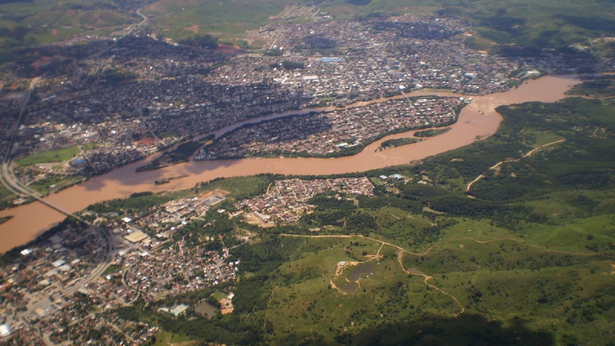 O rio doce corta Governador Valadares e faz parte do cenário cotidiano, influenciando a vida local e os passeios pela cidade.