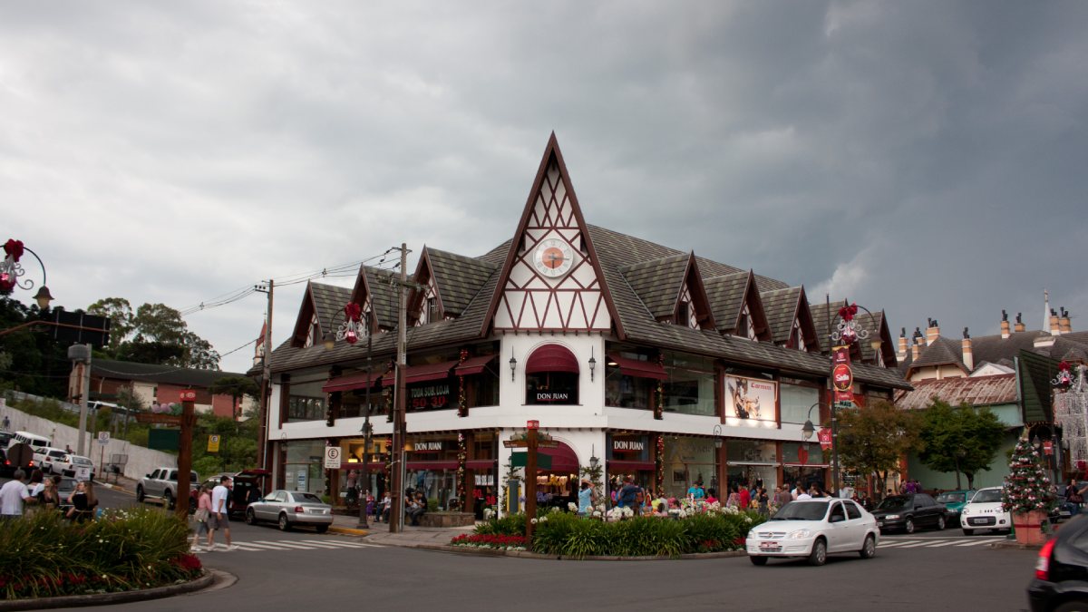 Um dos elementos mais marcantes da cidade é a arquitetura inspirada nos vilarejos alpinos. Construções em estilo enxaimel, com madeira aparente, telhados inclinados e cores suaves, ajudam a criar uma paisagem que remete ao interior da Alemanha, da Áustria ou da Suíça.