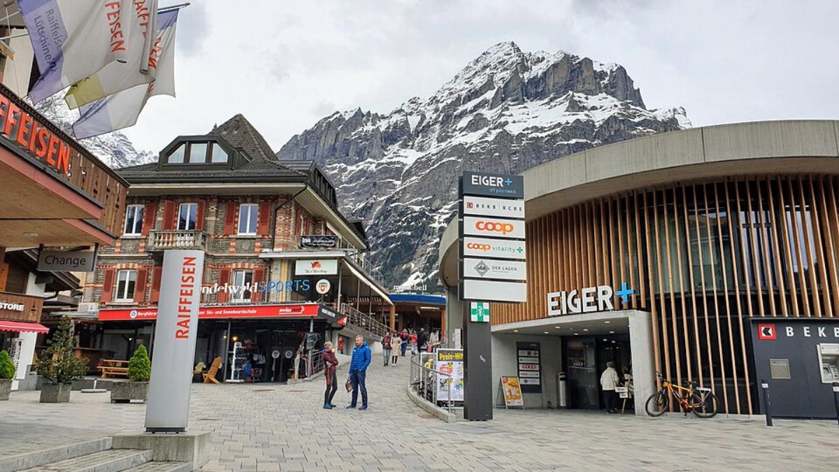 Além disso, o vilarejo tem boa infraestrutura de hospedagens, restaurantes e pistas para praticar esportes na neve (Foto: misaochan/Wikimedia Commons)
