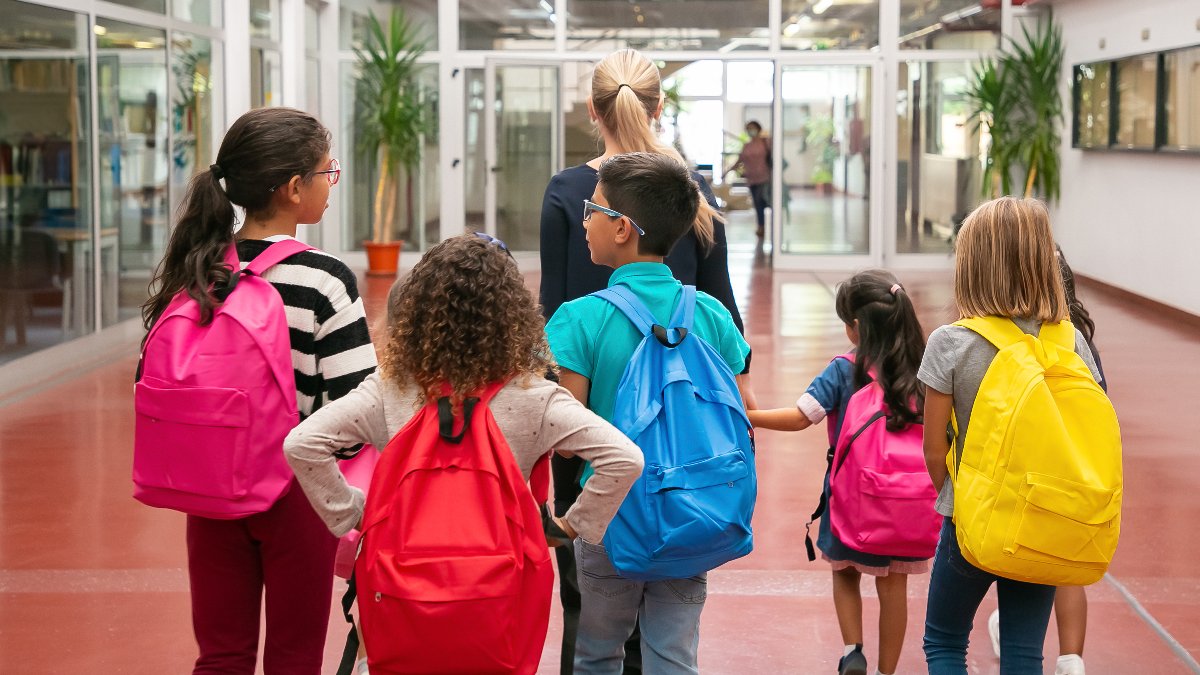 O foco da educação dinamarquesa está na escuta atenta, no respeito e na compreensão do ponto de vista dos colegas (Foto: Freepik)