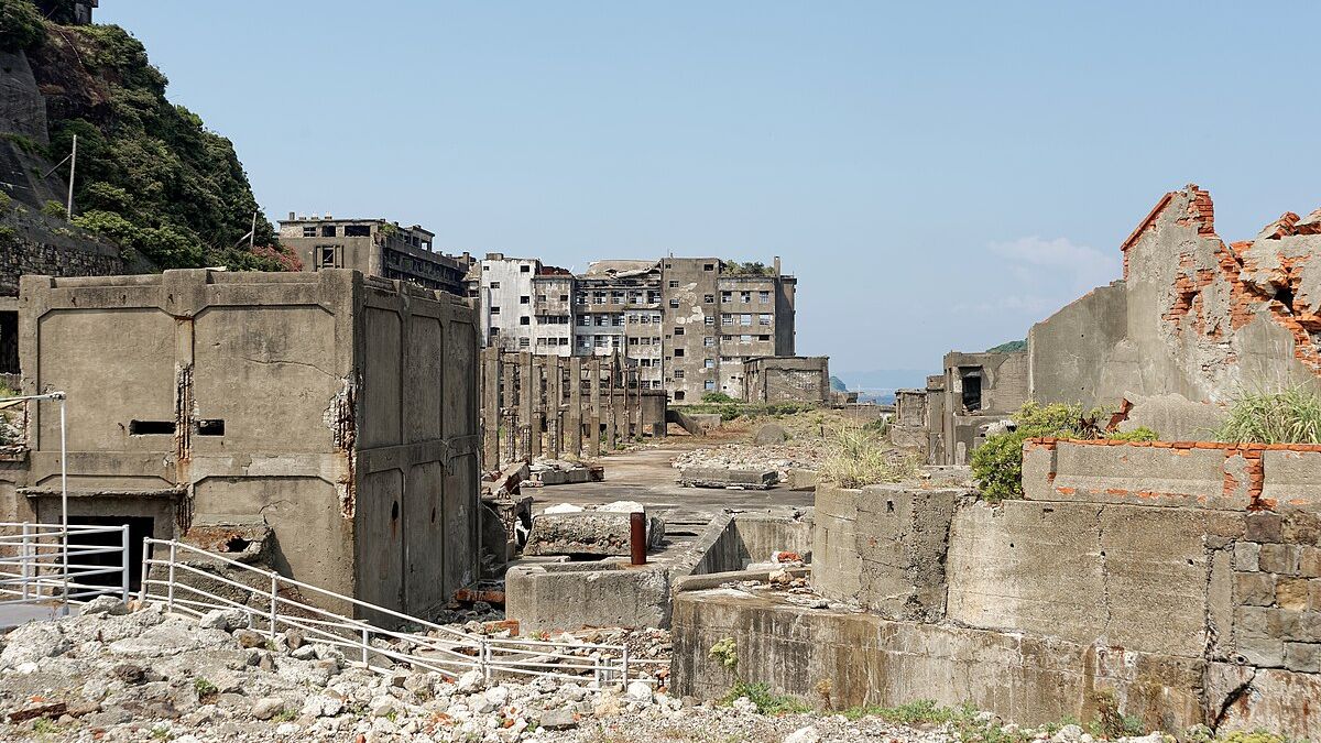 Durante muitos anos, a mineração garantiu prosperidade ao local; com o avanço do uso do petróleo, porém, o carvão perdeu importância, a mina fechou e os moradores desocuparam a ilha (Fotos: Jakub Hałun/Wikimedia Commons)
