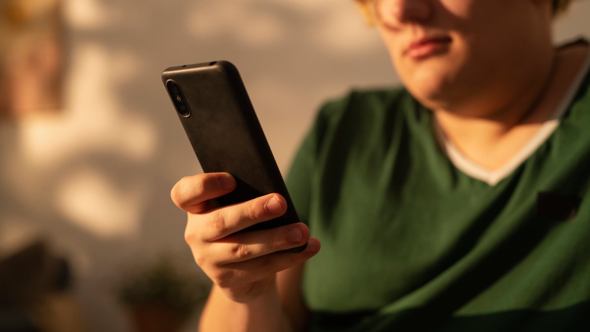Para acelerar a organização, vale usar um app como o Swipewipe e, no iPhone, aproveitar "Itens Duplicados" para remover repetidas de uma vez (Fotos: Freepik)