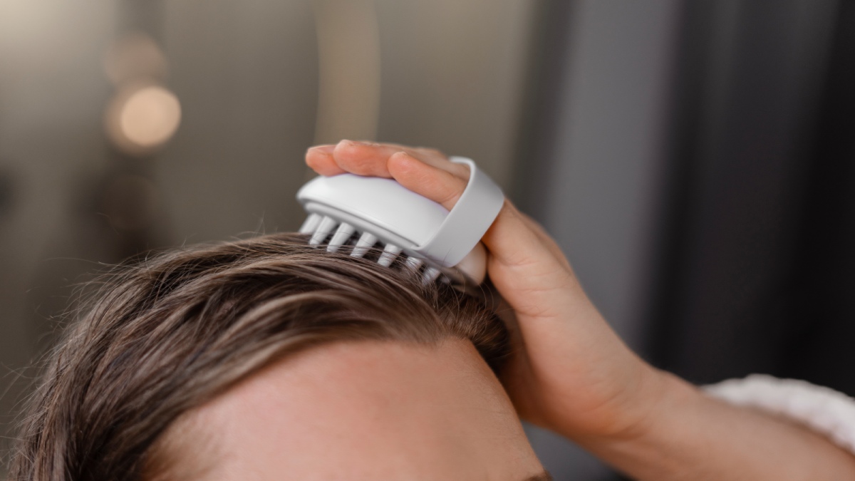 Massagear o couro cabeludo diariamente é uma das formas mais simples e eficazes de estimular o crescimento do cabelo