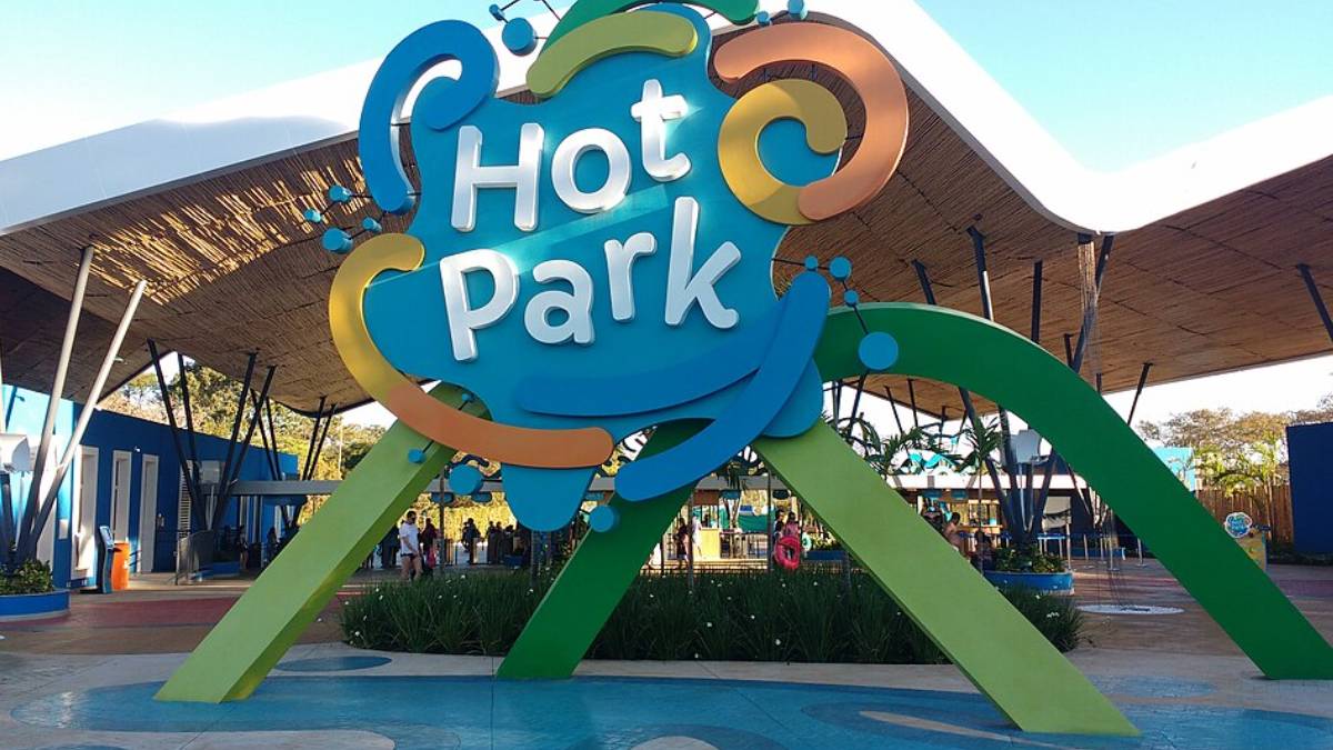No Hot Park integrado ao complexo Rio Quente em Goiás as piscinas de águas naturalmente quentes atraem famílias com crianças pequenas e avós oferecendo clima de resort, brinquedos aquáticos e atividades de lazer que funcionam bem em qualquer época do ano. Fotos: Wikimedia Commons