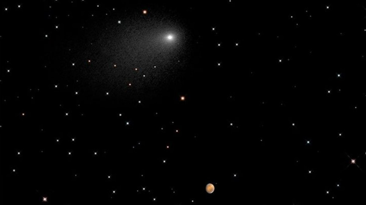Dados do Telescópio Espacial James Webb indicam que a faixa pode ser a trilha de um buraco negro supermassivo em fuga (Foto: NASA, ESA, J.-Y. Li (PSI), C.M. Lisse (JHU)