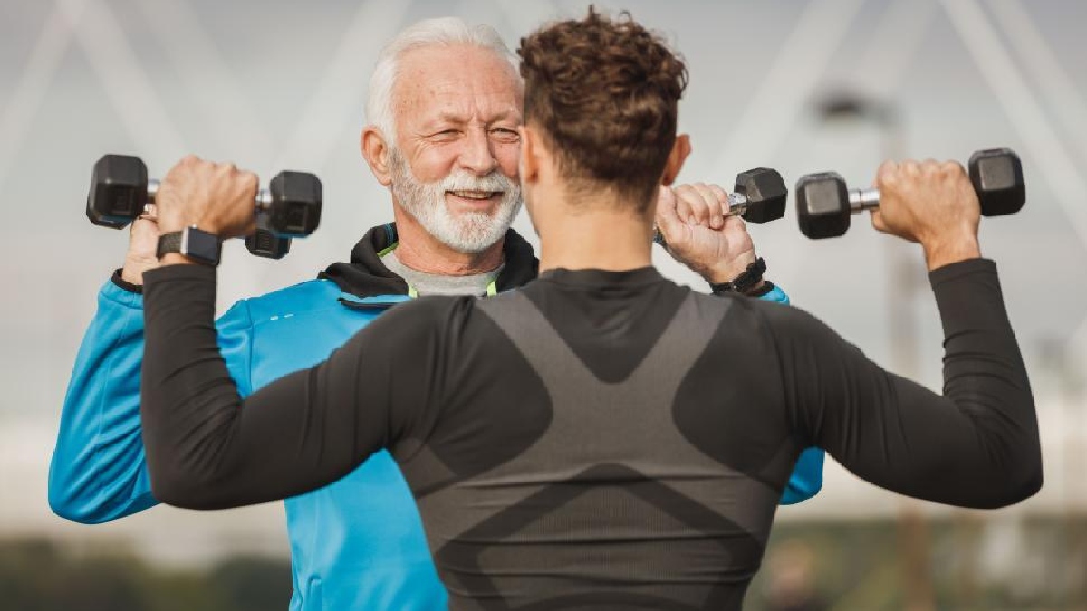 Treino de força na terceira idade deve ser mais leve, mas é importante. Imagem: Freerange