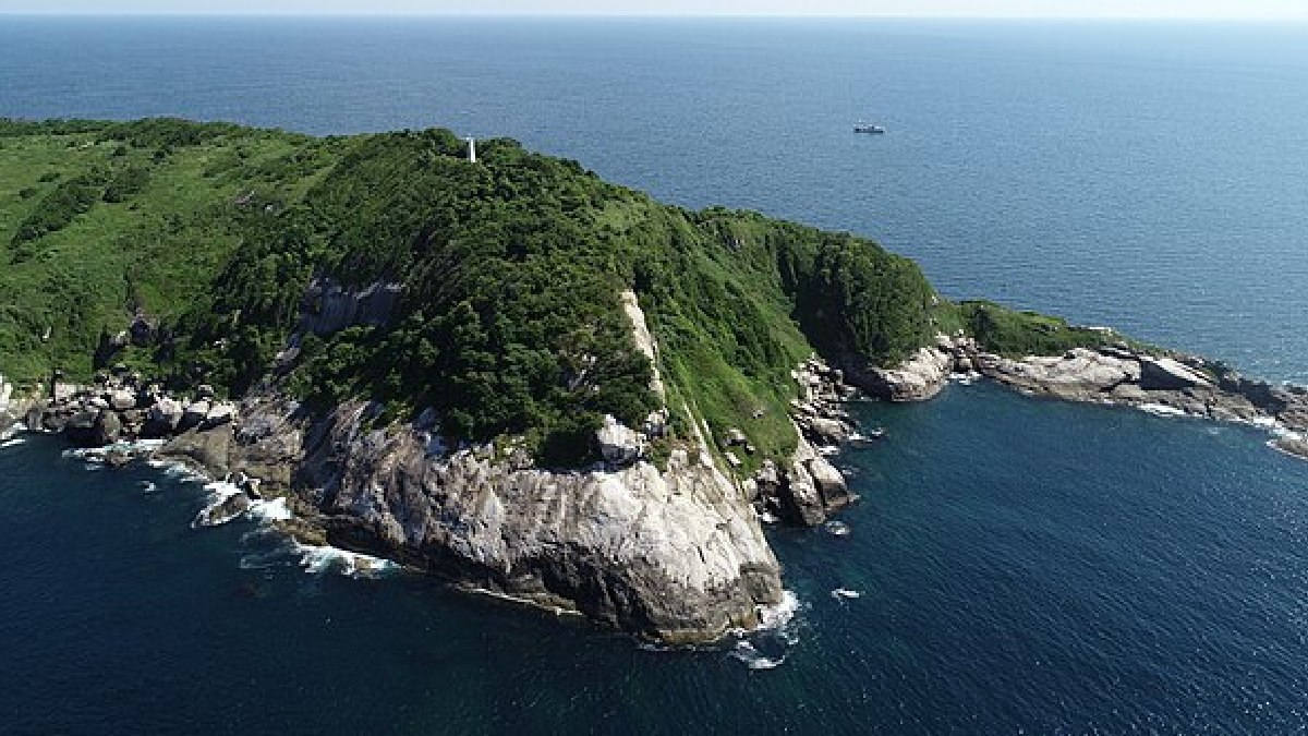 Um dos lugares mais perigosos do mundo, de visitação proibida, está no litoral paulista. A Ilha da Queimada Grande possui a segunda maior concentração de serpentes no mundo - (Wikimedia Commons)