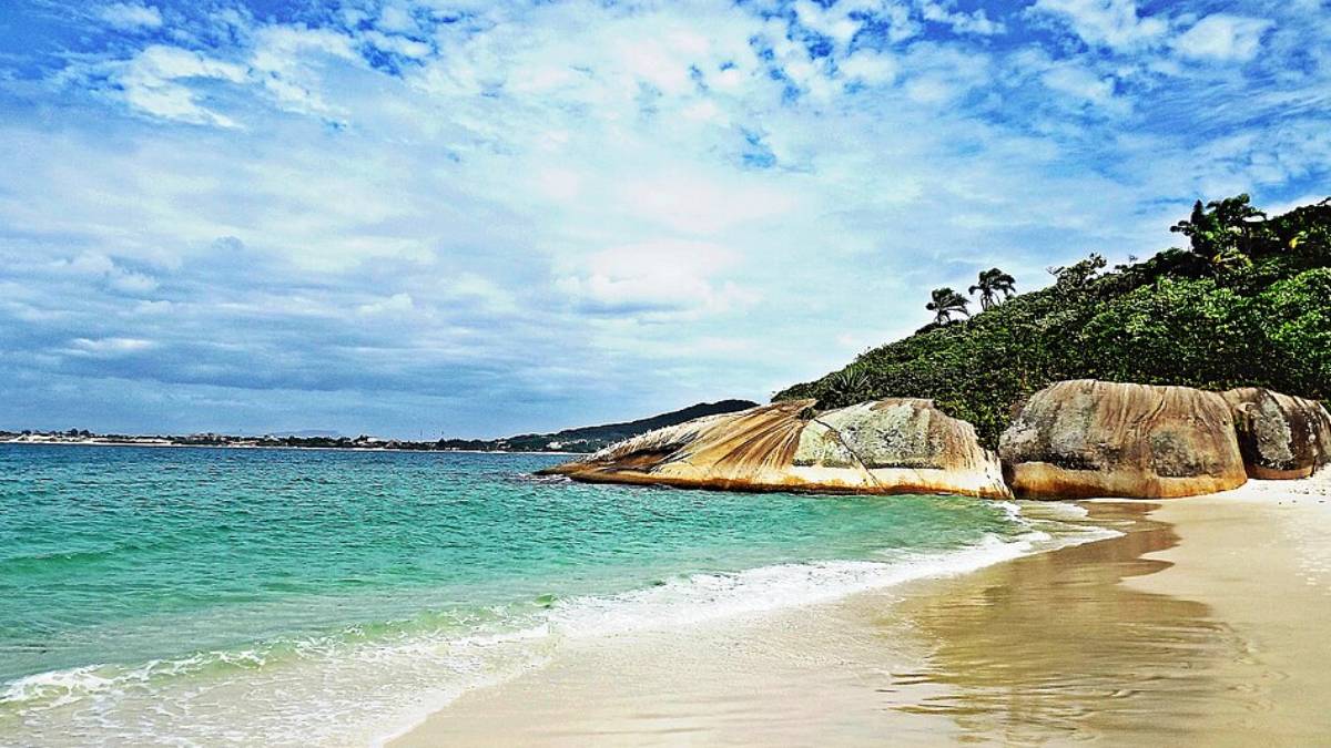 Na Ilha do Campeche, em Florianópolis, o acesso controlado mantém preservada uma das águas mais transparentes do Sul do país, permitindo ao visitante fazer um bate e volta com clima de Caribe enquanto se hospeda em bairros mais em conta da capital.