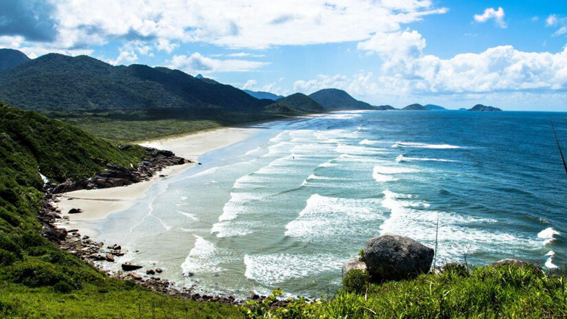 A Ilha do Cardoso é uma joia natural que encanta os visitantes com sua diversidade de ecossistemas e é um dos pontos principais da cidade. Localizada a poucos quilômetros da cidade, a Ilha do Cardoso faz parte do Parque Estadual da Ilha do Cardoso, uma unidade de conservação que preserva uma área de aproximadamente 17 mil hectares de natureza intocada - (Divulgação/PMC)