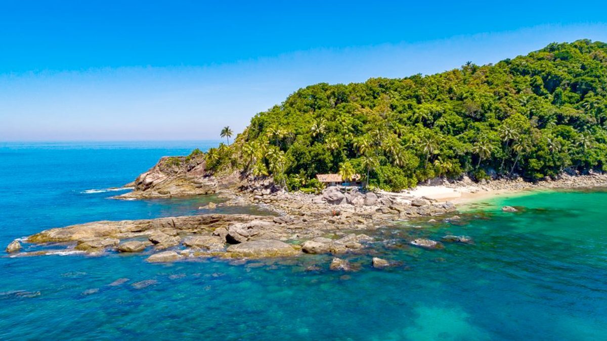 Contando com uma vista privilegiada para o paraíso natural de São Sebastião, a Ilha dos Gatos é pequena e possui um mar maravilhoso, com águas transparentes, que raramente tem ondas - (Marcos Bonello/SETUR)